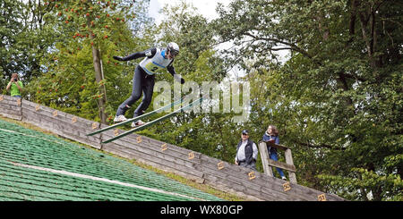 Avant l'atterrissage à ski, saut à ski hill Meinhardus en été, Lüdenscheid, Allemagne, Europe Banque D'Images