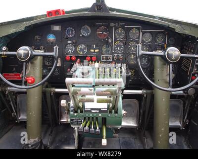 Vue d'un Boeing B-17 dans un poste de pilotage avion restauré de WW2. Montrant la complexité et les compétences ont besoin de voler cet avion. Banque D'Images