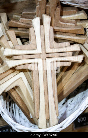 Croix de bois dans le panier Banque D'Images