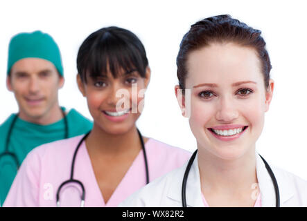 Présentation d'une équipe médicale multi-culturelles sur un fond blanc. Banque D'Images