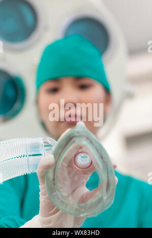 Médecin confiant l'application de masque à gaz à un patient dans l'hôpital Banque D'Images