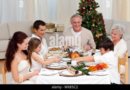 Frère et soeur tirant un Noël à la maison dans un repas de famille Banque D'Images