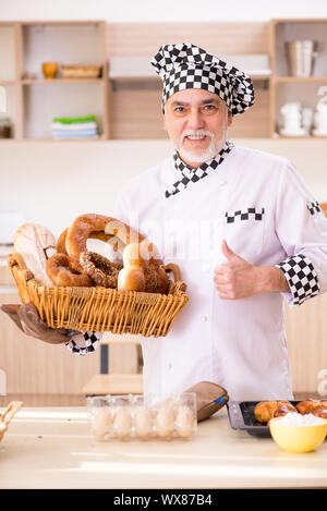 Baker, un homme travaillant dans la cuisine Banque D'Images