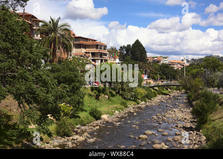 CUENCA, ÉQUATEUR - février 13, 2014 : Vue de la rivière Tomebamba du pont Puente del Centenario le 13 février 2014 à Quito, Equateur Banque D'Images