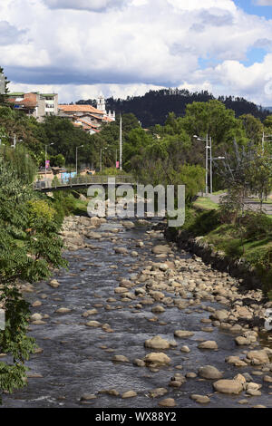 CUENCA, ÉQUATEUR - février 13, 2014 : Vue de la rivière Tomebamba du pont Puente del Centenario le 13 février 2014 à Quito, Equateur Banque D'Images