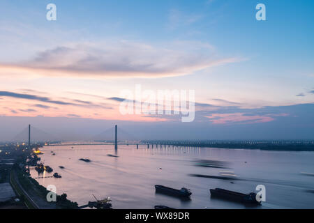 Jiujiang pont à haubans au coucher du soleil Banque D'Images