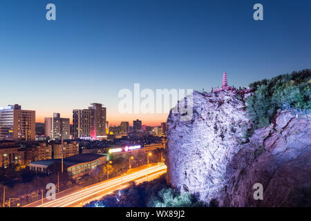 Urumqi cityscape dans nightfall Banque D'Images