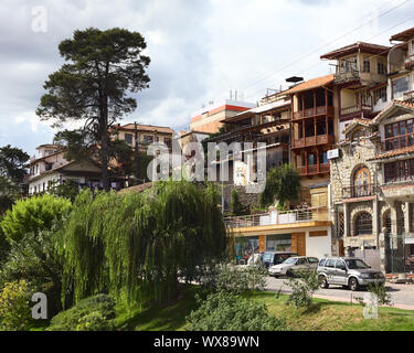 CUENCA, ÉQUATEUR - février 13, 2014 : Avis sur l'Av. 3 de Noviembre le long du côté de la rivière Tomebamba le 13 février 2014 à Quito, Equateur Banque D'Images