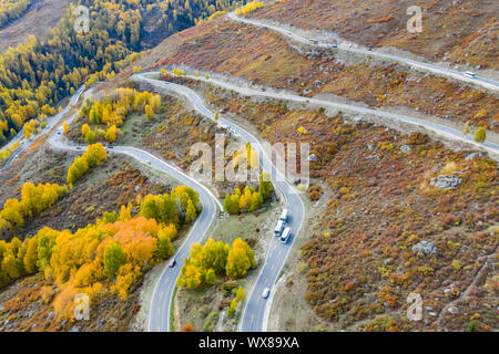 Route de montagne sinueuse d'automne Banque D'Images