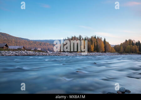 Paysage d'automne de la belle rivière hemu Banque D'Images