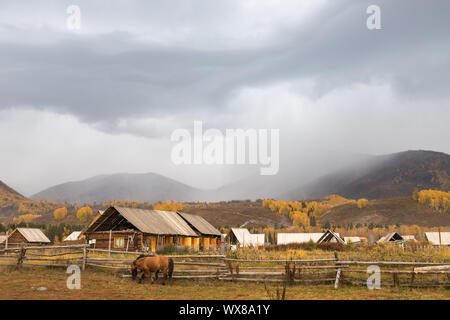 Xinjiang log cabin en nuageux Banque D'Images