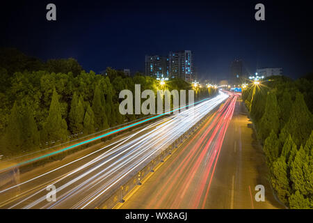 Light trails on city Street Banque D'Images