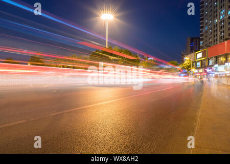 Light trails on city street Banque D'Images