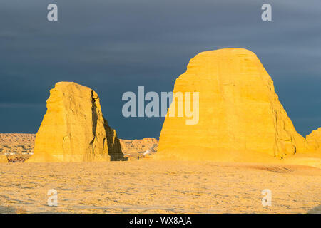 L'érosion éolienne paysage relief dans le coucher du soleil Banque D'Images