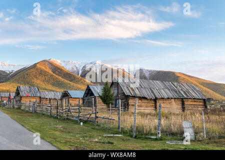 Xinjiang baihaba villages au crépuscule Banque D'Images