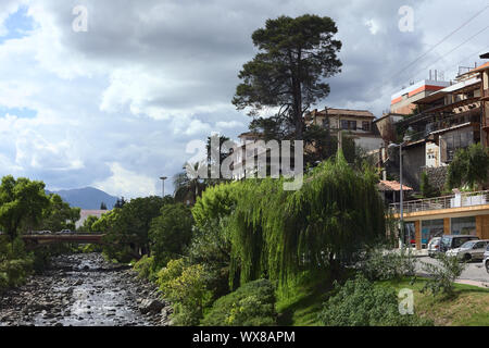 CUENCA, ÉQUATEUR - février 13, 2014 : vue sur la rivière Tomebamba et le pont Puente del Centenario le 13 février 2014 à Quito, Equateur Banque D'Images