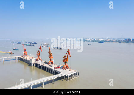 Vue aérienne de grues de quai sur la rivière Yangtze Banque D'Images