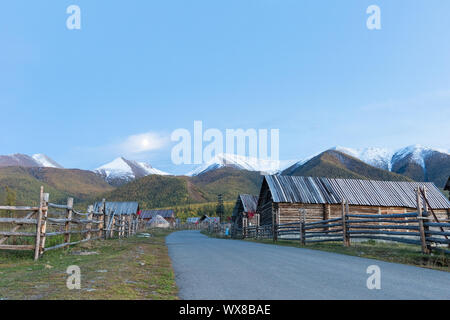 Xinjiang les villages d'origine dans la nuit tombante Banque D'Images