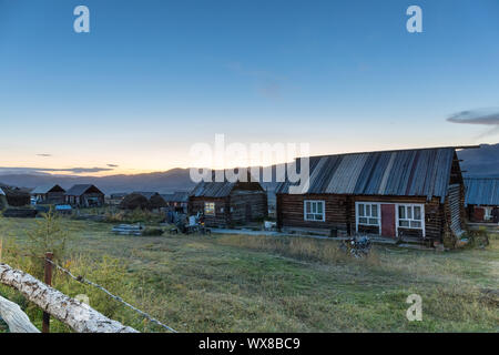 Xinjiang log cabin dans nightfall Banque D'Images