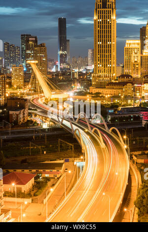 Panneaux city road at night Banque D'Images