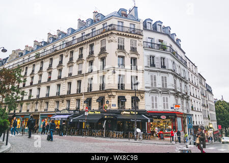 PARIS, FRANCE - 02 octobre 2018 : dans les rues de Montmartre à Paris. L'un des plus pittoresques quartiers de la ville Banque D'Images