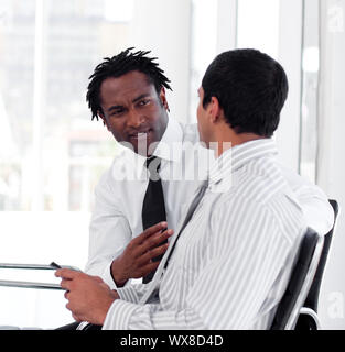 Deux businessman having a discussion Banque D'Images