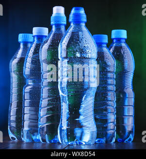 La composition avec différentes sortes de bouteilles contenant de l'eau minérale. Banque D'Images