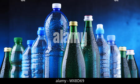 La composition avec différentes sortes de bouteilles contenant de l'eau minérale. Banque D'Images