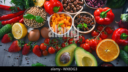 La composition avec un assortiment de produits alimentaires biologiques sur table de cuisine en bois Banque D'Images