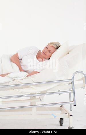 Ambiance senior woman lying on a bed Banque D'Images