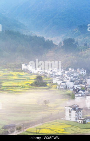 Village de montagne pleine de printemps en wuyuan Banque D'Images