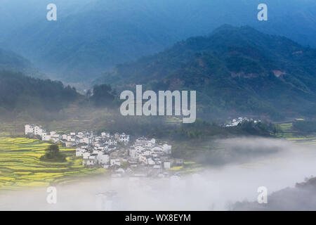 Wuyuan mountain village plein de printemps Banque D'Images