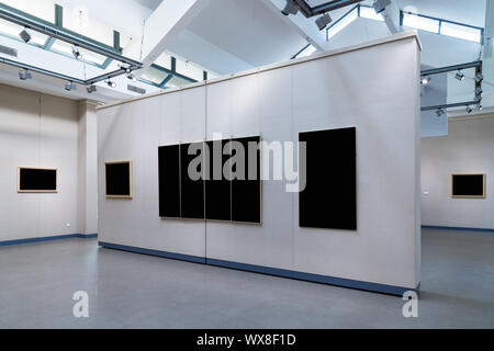 Cadres photo vierge sur mur d'exposition Banque D'Images