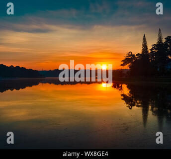 Lever de soleil sur lac de Xuan Huong, Dalat, Vietnam Banque D'Images