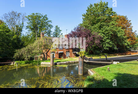 Vue sur New Haw et l'écluse historique keeper's Cottage sur la rivière Wey (Wey Navigations) à New Haw, Surrey, Angleterre du Sud-Est Banque D'Images