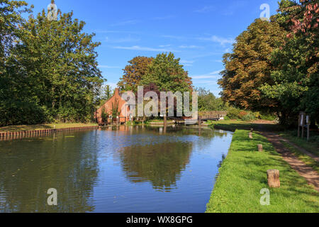 Vue sur New Haw et l'écluse historique keeper's Cottage sur la rivière Wey (Wey Navigations) à New Haw, Surrey, Angleterre du Sud-Est Banque D'Images