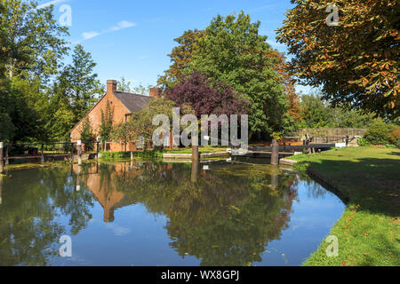 Vue sur New Haw et l'écluse historique keeper's Cottage sur la rivière Wey (Wey Navigations) à New Haw, Surrey, Angleterre du Sud-Est Banque D'Images