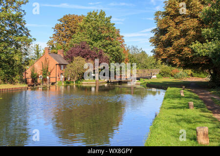 Vue sur New Haw et l'écluse historique keeper's Cottage sur la rivière Wey (Wey Navigations) à New Haw, Surrey, Angleterre du Sud-Est Banque D'Images