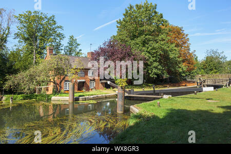 Vue sur New Haw et l'écluse historique keeper's Cottage sur la rivière Wey (Wey Navigations) à New Haw, Surrey, Angleterre du Sud-Est Banque D'Images