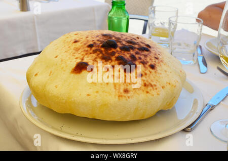 Calzone italienne fermée tarte sur une plaque en céramique blanche Banque D'Images