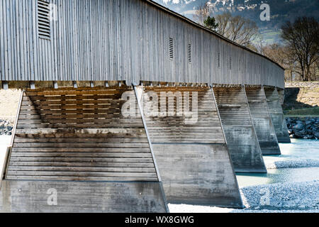 Couverts en bois historique pont sur le Rhin entre la Suisse et le Liechtenstein Banque D'Images