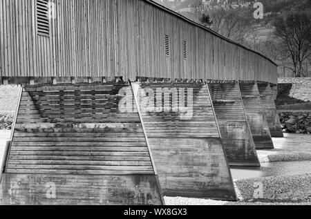 Couverts en bois historique pont sur le Rhin entre la Suisse et le Liechtenstein Banque D'Images