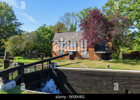 Vue sur New Haw et l'écluse historique keeper's Cottage sur la rivière Wey (Wey Navigations) à New Haw, Surrey, Angleterre du Sud-Est Banque D'Images