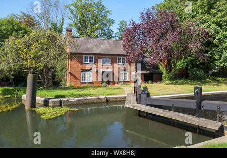 Vue sur New Haw et l'écluse historique keeper's Cottage sur la rivière Wey (Wey Navigations) à New Haw, Surrey, Angleterre du Sud-Est Banque D'Images