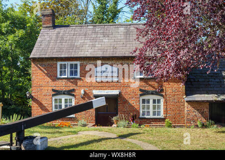 Vue sur New Haw et l'écluse historique keeper's Cottage sur la rivière Wey (Wey Navigations) à New Haw, Surrey, Angleterre du Sud-Est Banque D'Images