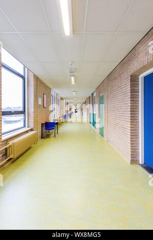 Longue ligne droite empty corridor en bâtiment de l'école secondaire Banque D'Images