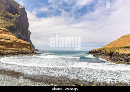 Paysage portugais avec vue sur la mer et les montagnes de la côte Banque D'Images