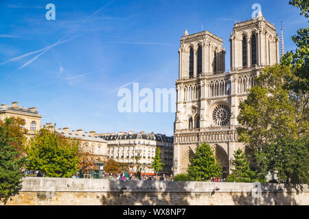 PARIS, FRANCE - 02 octobre 2018 : la cathédrale Notre dame par beau jour d'automne à Paris