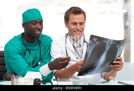 Certain chirurgien et médecin dans leur bureau à la recherche d'un x-ray Banque D'Images