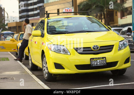 LIMA, PÉROU - 16 mars 2012 : taxi jaune debout sur le Malecon de la Reserva à Larcomar attendent des passagers le 16 mars 2012 à Miraflores, Lim Banque D'Images